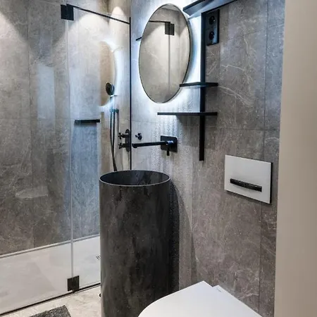 Spacious And Modern With Views 르그랑보르낭